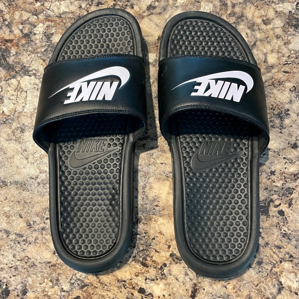 BLACK NIKE SLIDES (Sandals/flip flops) in 🖤  WORN A FEW TIMES